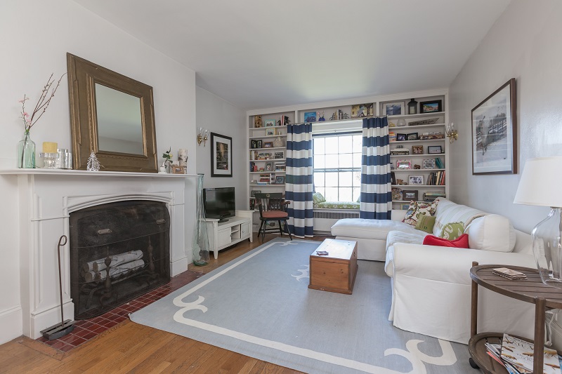 Just Listed – Spacious 1 Bed in Stately Elevator Beacon Hill Building!